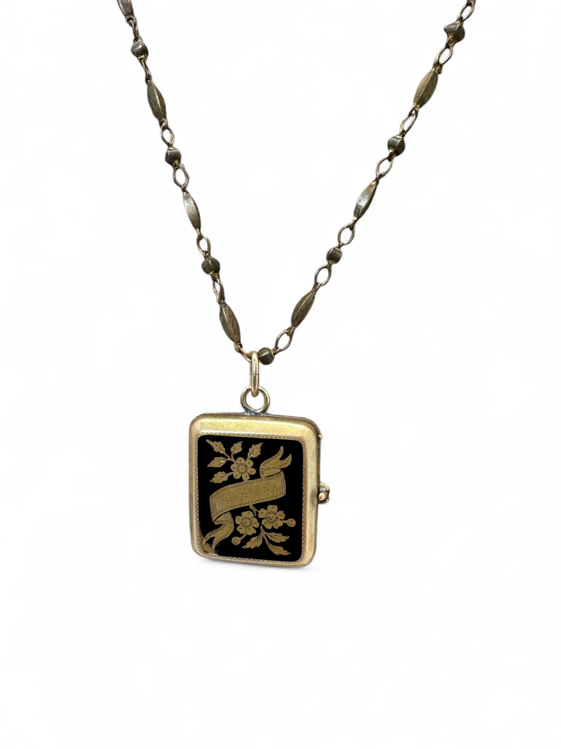 SUNDAY ROSE NECKLACE