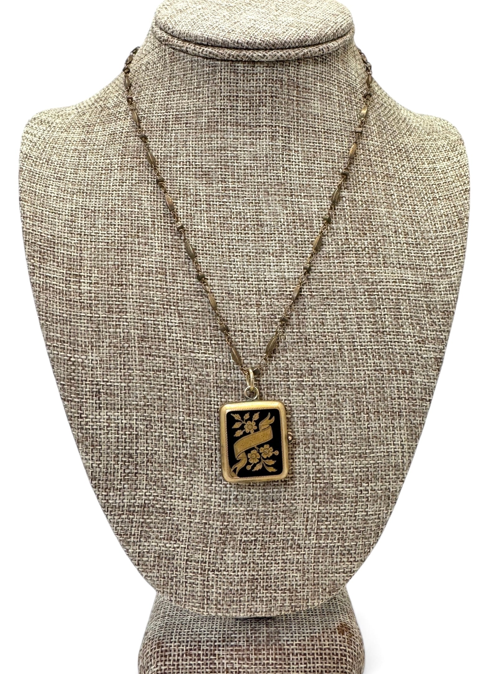 SUNDAY ROSE NECKLACE